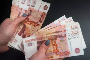 Деньги в руках &copy;&nbsp;Фото Елены Синеок, Юга.ру