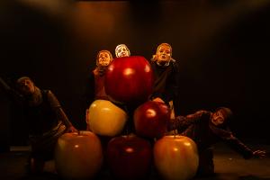 Фото со спектакля «Там, где неизвестность» © Скриншот с сайта «КМТО «Премьера»