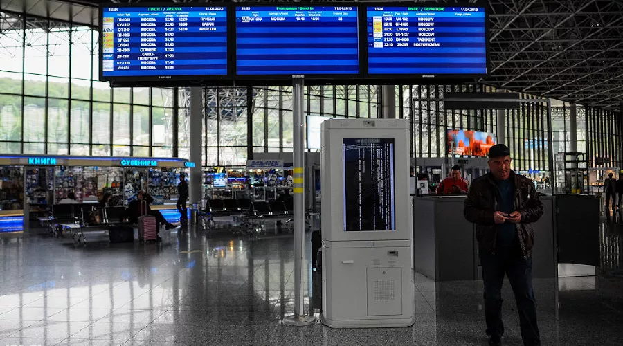 Работа сотрудников служб аэропорта авиационной безопасности в аэропорту Сочи &copy;&nbsp;Нина Зотина, ЮГА.ру