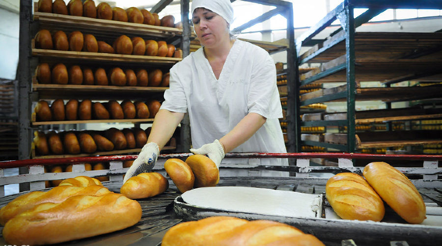 Сотрудница хлебзавода №6 принимает готовую продукцию © Елена Синеок, ЮГА.ру