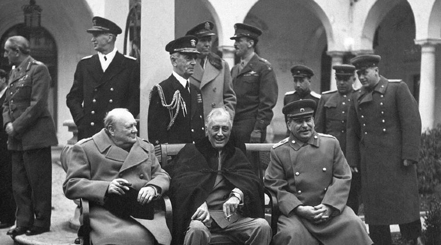 Черчилль, Рузвельт и Сталин на Ялтинской конференции 4-11 февраля 1945 года (точная дата снимка неизвестна)  © Фотограф правительства США, общественное достояние