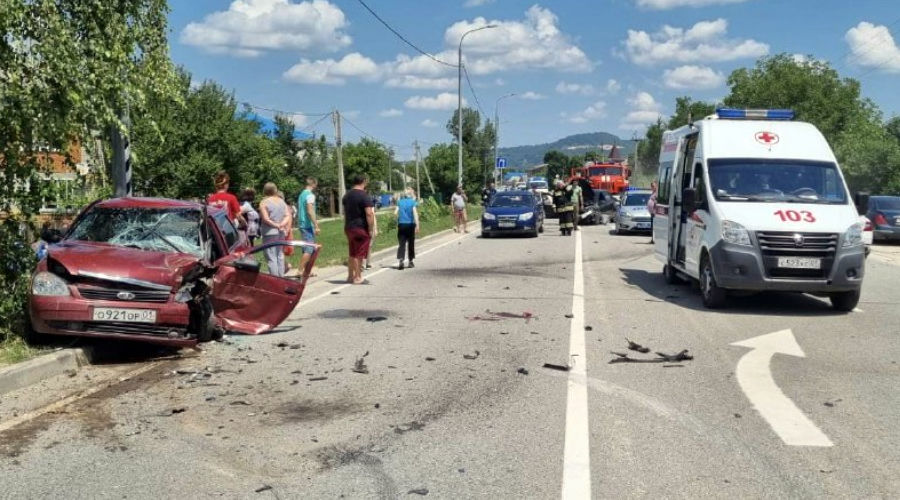 Последствия аварии рядом с поселком Каменномостский, 2 июля 2022 г. © Фото пресс-службы ГУ МВД России по Республике Адыгея