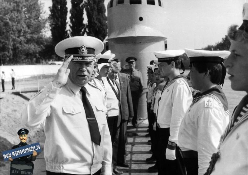 Юные моряки встречают адмирала флота Г. Егорова на борту ПЛ М-261, Краснодар, 1987 год © Фото с сайта myekaterinodar.ru