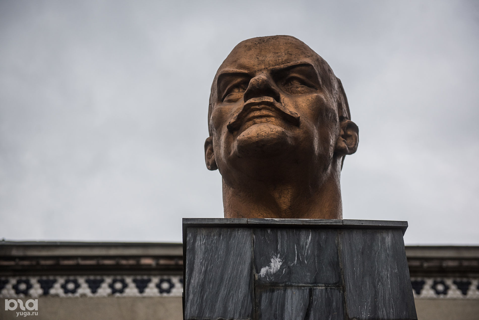Бюст Ленина перед зданием фарфоро-фаянсового завода «Чайка» © Фото Елены Синеок, Юга.ру