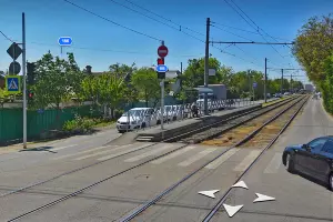 Трамвайный переезд на пересечении улиц Каляева и Красных Партизан  &copy;&nbsp;Скриншот yandex.ru/maps, панорама 202 года