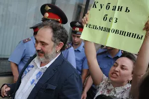 Акция протеста против Марата Гельмана перед открытием выставки Icons &copy;&nbsp;Елена Синеок. ЮГА.ру