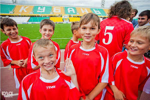 Кубанские чиновники сыграли в футбол со звездами © Татьяна Шахунова. ЮГА.ру