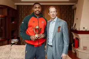 Кевин Джонс и Андрей Ведищев &copy;&nbsp;Фото с официального сайта ПБК &laquo;Локомотив-Кубань&raquo;, lokobasket.com