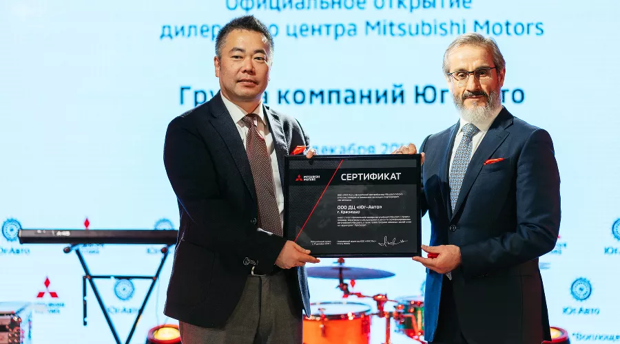 Осаму Иваба (слева) и Аскер Пченушай на открытии дилерского центра Mitsubishi в Краснодаре &copy;&nbsp;Фото пресс-службы компании &laquo;Юг-Авто&raquo;