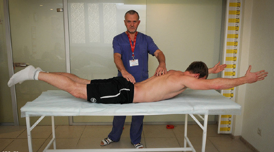 Измерение тонуса мышц (широчайшие мышцы спины) © Елена Синеок, ЮГА.ру