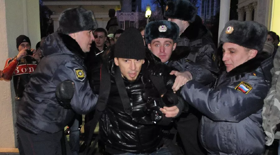 Акция "Белая лента" в поддержку честных выборов в Краснодаре &copy;&nbsp;Елена Синеок. ЮГА.ру