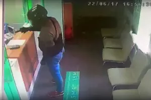 Момент ограбления банка в Старокорсунской попал на камеры наблюдения &copy;&nbsp;Скриншот видео телеграм-канала &laquo;Старокорсунская&raquo;, t.me/starokorsunskaya2