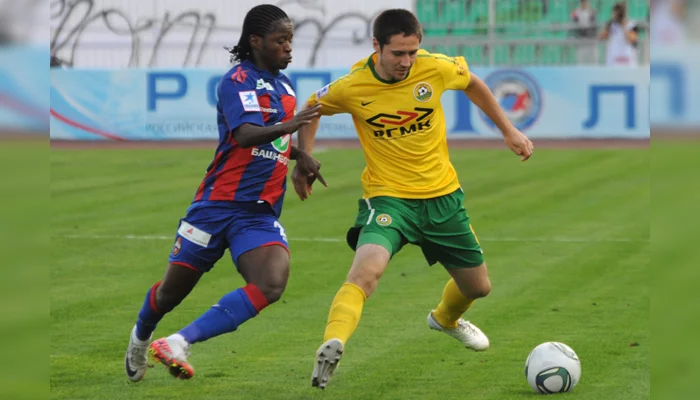 Полузащитник "Кубани" Артур Тлисов (с мячом) против хавбека ЦСКА Секу Олисе &copy;&nbsp;Елена Синеок, ЮГА.ру