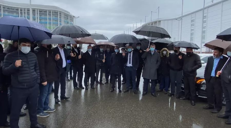 Обращение водителей «Яндекс.Такси» бизнес-класса в Сочи &copy;&nbsp;Скриншот видео из ютуб-канала &laquo;Жизнь в деревне&raquo;, youtube.com/channel/UCzjWzo2bKqmSWdbofC_vvdQ