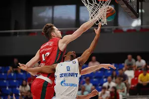 Центровой «Локо» Кирилл Елатонцеа накрывает бросок Трента Фрейзера из «Зенита» &copy;&nbsp;Фото предоставлено пресс-службой Единой лиги ВТБ (автор Фёдор Обмайкин)