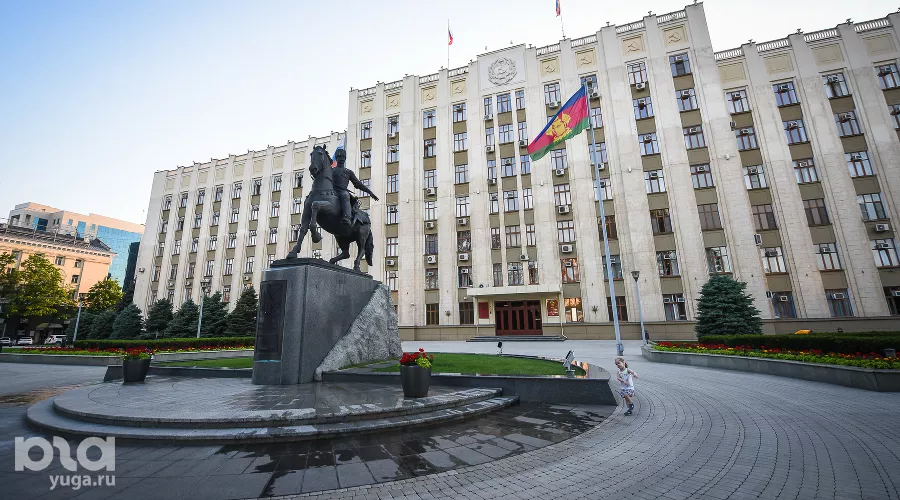 Здание администрации Краснодарского края  &copy;&nbsp;Елена Синеок, ЮГА.ру