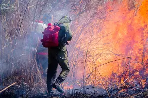 Добровольные пожарные тушат пожар в Могукоровке &copy;&nbsp;Фото Алисы Пелешенко, группа &laquo;Добровольные пожарные Кубани&raquo;