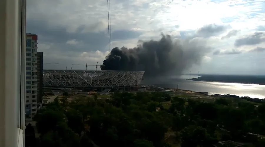 Пожар на стройке «Волгоград Арены» &copy;&nbsp;Скриншот видео из канала Goals & Highlights в YouTube