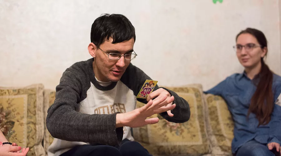 Евгений Филипповский и волонтёр &copy;&nbsp;Фотография предоставлена пресс-службой ККБОО &laquo;Открытая среда&raquo;