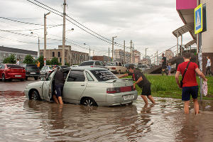 Последствия ливня на улице Московской &copy;&nbsp;Фото Дмитрия Пославского, Юга.ру