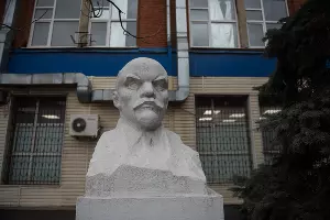 Бюст Ленина во дворе БЦ «Кавказ» на улице Коммунаров &copy;&nbsp;Фото Елены Синеок, Юга.ру