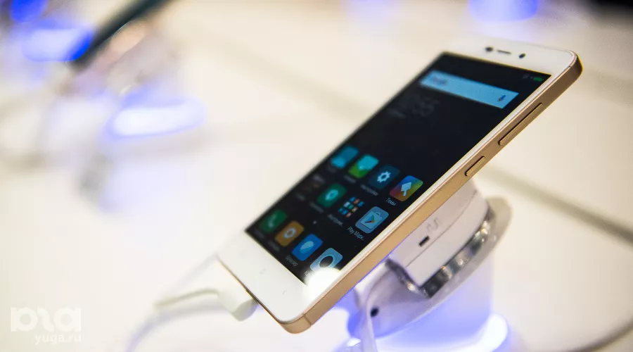 Мобильный телефон &copy;&nbsp;Фото Елены Синеок, Юга.ру