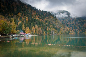 Озеро Рица &copy;&nbsp;Елена Синеок, ЮГА.ру