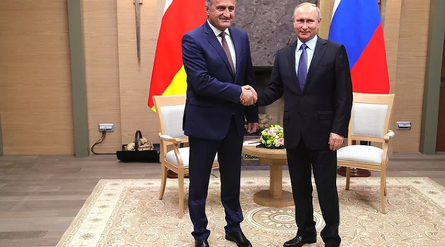 Анатолий Бибилов и Владимир Путин &copy;&nbsp;Фото пресс-службы Кремля