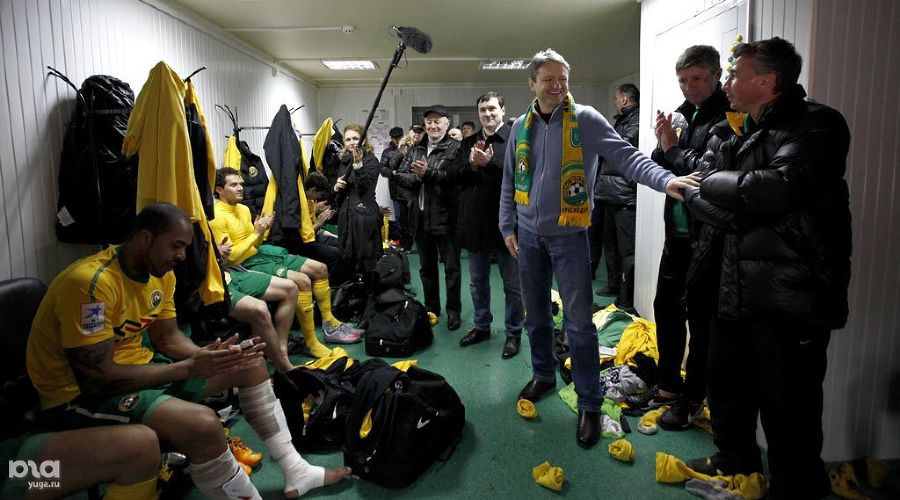 Президент ФК "Кубань" Александр Ткачев после матча с "Рубином" поздравляет краснодарскую команду с победой © Влад Александров, ЮГА.ру