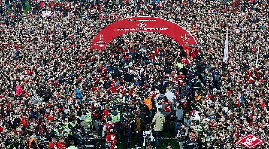 Вручение Кубка чемпионов России «Спартаку» после матча с «Тереком» &copy;&nbsp;Фото с официального сайта ФК &laquo;Спартак&raquo;, spartak.com