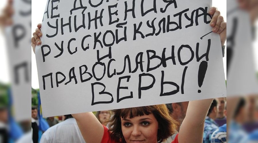 Акция протеста против Марата Гельмана перед открытием выставки Icons © Елена Синеок. ЮГА.ру