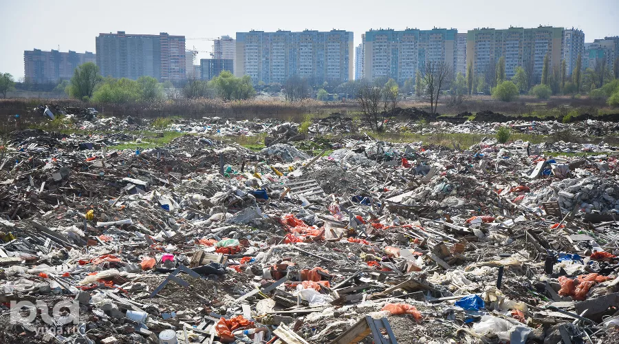 Ликвидация стихийной свалки за микрорайоном Гидростроителей в Краснодаре &copy;&nbsp;Фото Елены Синеок, Юга.ру
