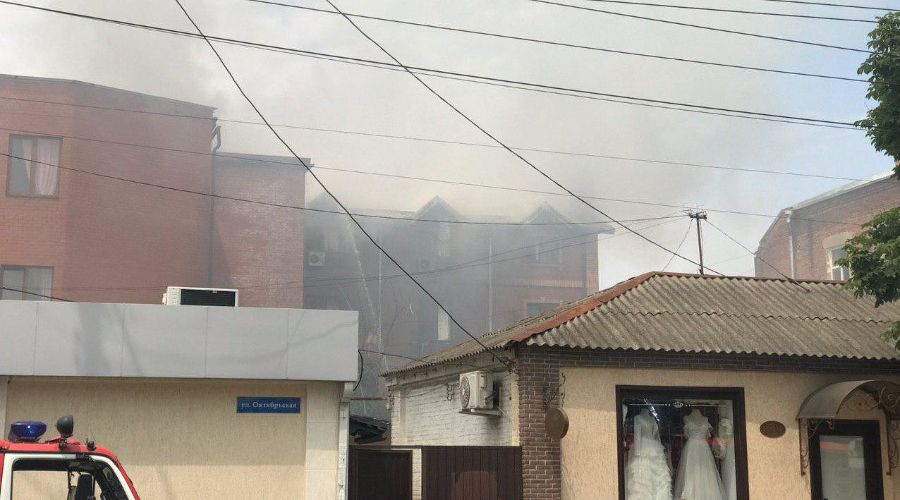 Пожар на улице Карасунской в Краснодаре © Фото Дарьи Роменской