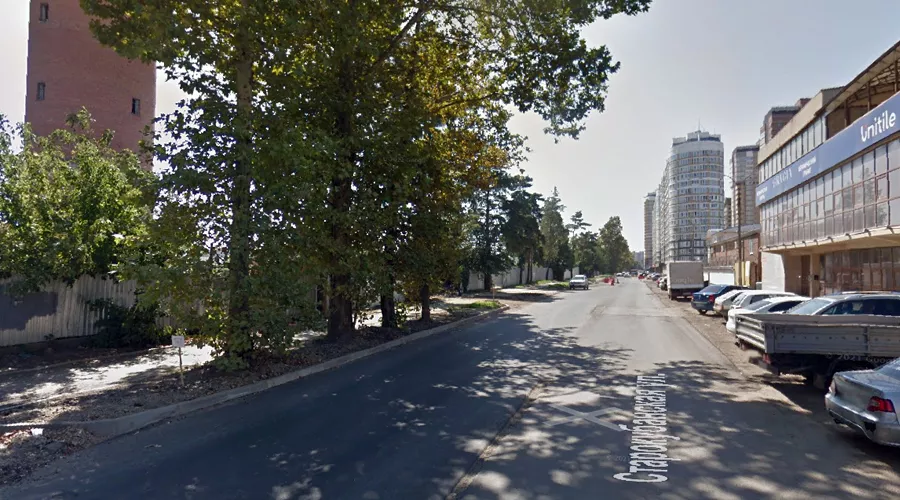 Участок Старокубанской, где следует ехать осторожно: напротив дома № 141 на дороге 3 октября появилась яма &copy;&nbsp;Скриншот панорамы карт &laquo;Яндекса&raquo;