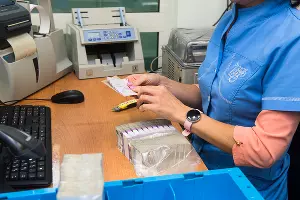 Оператор проверяет купюры &copy;&nbsp;Фото Елены Синеок, Юга.ру