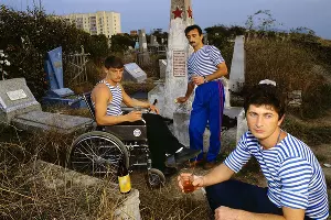 Десантники поминают погибших товарищей, Анапа, 1993 год &copy;&nbsp;Фото Владимира Вяткина, vladimir-vyatkin.photographer.ru
