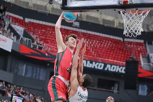 Андрей Мартюк забивает сверху, несмотря на сопротивление игрока УНИКСа Луи Лабери &copy;&nbsp;Фёдор Обмайкин для пресс-службы ПБК &laquo;Локомотив-Кубань&raquo;