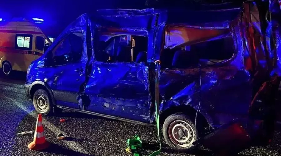 Микроавтобус Ford после столкновения с фурой, Лазаревское, 1 июля 2023 г. &copy;&nbsp;Скриншот публикации в телеграм-канале ГИБДД Сочи, T.me/gibddsochi