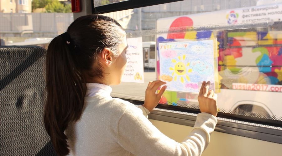 Выставка детских рисунков в городских автобусах Сочи © Фото пресс-службы администрации Сочи