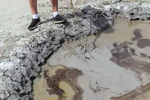 Безопасный способ взаимодействия с грязевым вулканом &copy;&nbsp;Фото Юли Шафаростовой, Юга.ру