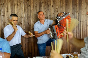 Застольное исполнение народной музыки в ауле Уляп, Адыгея © Фото Никиты Рассказова, 2020