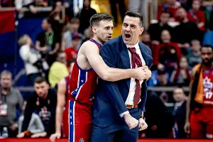 Защитник ЦСКА Алекса Аврамович пытается успокоить тренера Андреаса Пистиолиса, 19 января 2025 г. &copy;&nbsp;Фото предоставлено пресс-службой Единой лиги ВТБ (автор Анна Шамина), Vtb-league.com