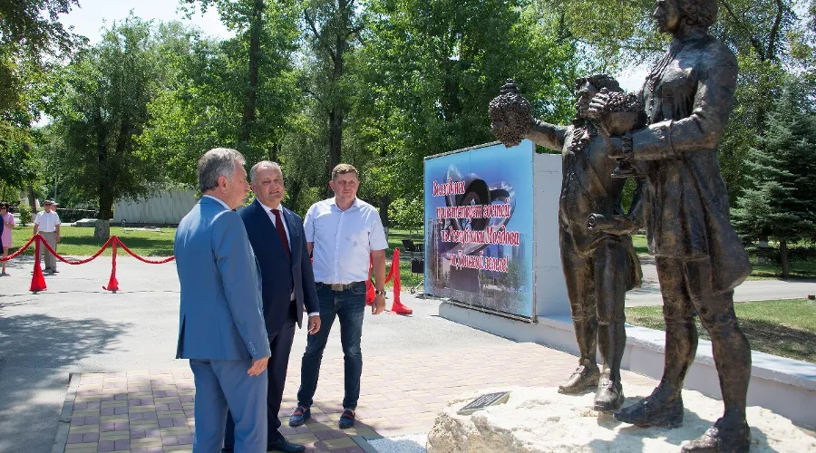 Президент Молдовы (посередине) открывает памятник &copy;&nbsp;Фото предоставлено организаторами