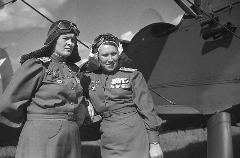 Евдокия Бершанская (слева) и штурман Лариса Розанова © Фото с сайта commons.wikimedia.org
