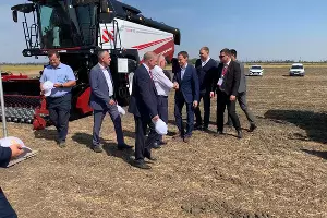 Осмотр техники Ростсельмаш на Дне поля риса 15.09.2023 г. &copy;&nbsp;Фото пресс-службы компании &laquo;Югпром&raquo;