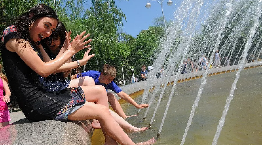 Запуск фонтанов в Краснодаре &copy;&nbsp;Елена Синеок, ЮГА.ру