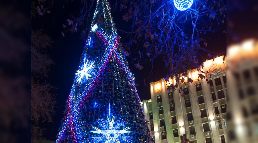 Новогодняя елка перед зданием Администрации Краснодарского края &copy;&nbsp;Елена Синеок, ЮГА.ру