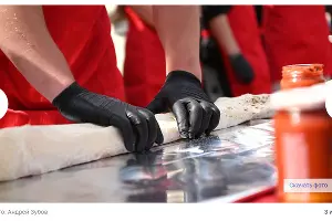 Процесс приготовления шаурмы длиной 21,11 метра на фестивале «Маёвка 2025» в Краснодаре 1 мая 2025 г. &copy;&nbsp;Скриншот публикации на сайте мэрии Краснодара, Krd.ru