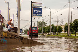Последствия ливня на улице Московской &copy;&nbsp;Фото Дмитрия Пославского, Юга.ру