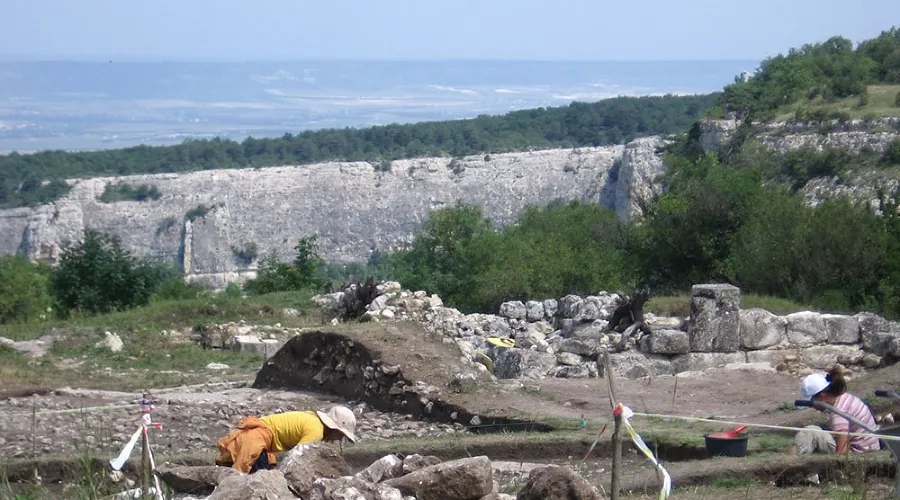 Археологические раскопки столицы средневекового княжества Феодоро на плато Мангуп &copy;&nbsp;Фото пресс-службы Крымского федерального университета